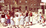 Kinderumzug mit Maibaum in Ochsenfurt in den 1930er Jahren